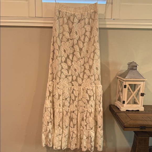 Elegant Vintage Floral Lace Maxi Skirt in Cream - Picture 5 of 5